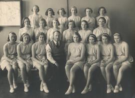 Björn Jakobsson (1886-1961) íþróttakennari sitjandi fyrir miðju