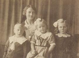 3115-María Eyjólfsdóttir (1891-76)-Pálmi (1914-32)-Hrefna (1917-35)-Kolbrún (1913-86) Blönduósi