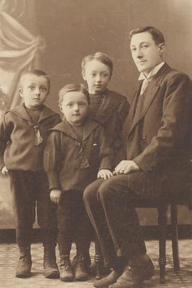 Filippus Ámundason (1877-75) og synir hans; Jóhann (1910), Indriði (1911) og Karl (1908) Rvk