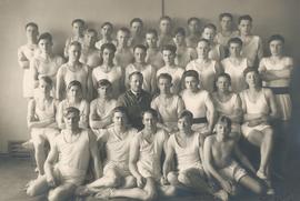 Hallgrímur Eðvarðsson lengst til hægri í 3. röð, Björn Jakobsson (1886-1961) íþróttakennari sitja...