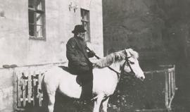 Jónas Jóhannsson (1868-1937) Kárdalstungu á hestbaki