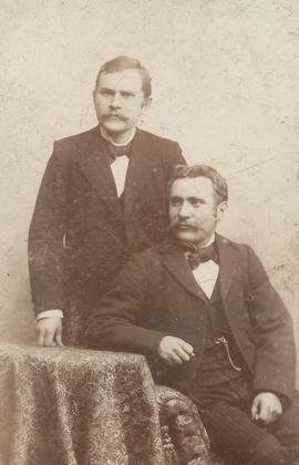 Einar Magnúsen (1872-1937) sýslum Barðaströnd og Guðmundur (1870-1942) Frakkanesi Jónassynir