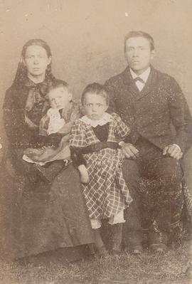Anna Jóhannsdóttir (1861-48), Þorsteinn Frímann Pétursson (1866-50), Jóhanna (1894-68) og Svava (...