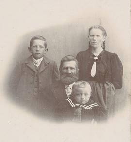 04041-Eggert Skarphéðinsson (1847)-Guðrún Tómasdóttir (1866-1933)-Guðmundur (1896-1962)-Guðlaugur...