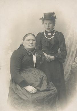 Margrét Eiríksdóttir (1850-1919) Lækjamóti og Jónína Steinvör Sigurðardóttir Líndal (1888-1950), ...