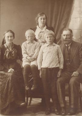 Jón Konráðsson (1859-1938) og Guðfinna Þorsteinsdóttir (1877-1933) og Jónína Kárdal (1905), Finnb...