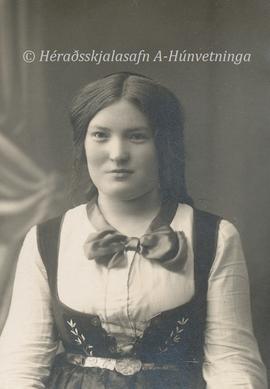 [(Lilja) Þuríður Stefánsdóttir (1851-1938) Vatnshlíð] stemmir ekki að þessi kona sé yfir sextugt