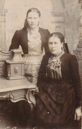 Sigríður Guðrún Eggertsdóttir (1877-1907) frá Hvoli og Margrét Friðriksdóttir (1876-1959) Blönduósi