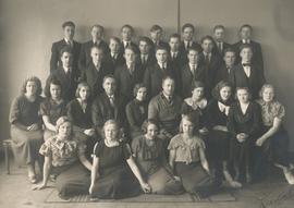 Hallgrímur Eðvarðsson fyrir miðri mynd, sitjandi nr.4 frá v. Guðmundur Ólafsson kennari (1885-195...