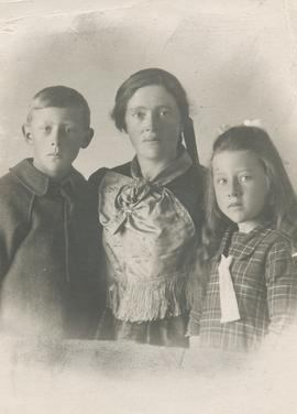 Marta Guðmundsdóttir (1885-1957) Lækjarbakka Skagaströnd, Jóhann (1918-99) og Elísabet (1919-06) ...