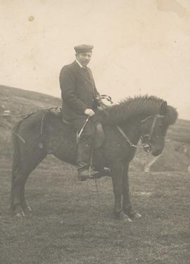04734-Guðmundur Sveinsson (1867-1950)-frá Eiríksstöðum-á hestbaki