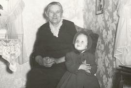12250-Anna S Sölvadóttir (1892-1965) og sonur Bjargar Berndsen (1).