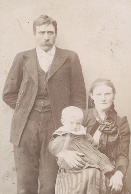 Eggert Eggertsson (1869-30), Elín Kristjana Davíðsdóttir (1874-56) Sauðadalsá og Jónína Þóra (189...