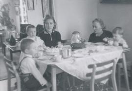 Theódóra Arndís Jónsdóttir Berndsen (1923-2007), Binna? og 4 drengir