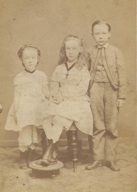 3575-Björg (1869)-Johanna (1865)- Ewald Jakob (1866-43) Hemmert og systur hans