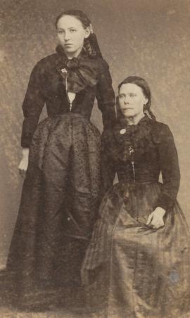 Jónheiður Helga Guðjónsdóttir (1869-1942) Skrók og Sigríður Stefánsdóttir Stephensen (1841-1889) ...