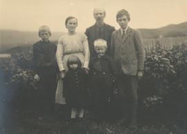 Jónsína Jónsd (1883-76), Magnús Jóns (1876-43), Ólafur (1915), Þorbjörg (1921), Baldur (1918), Jó...