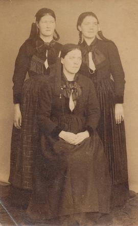 Margrét Sigurðardóttir (1867-47) Höskuldsstöðum, Elín Rannveig Briem (1856-1937) Syðri-Ey og Jóha...
