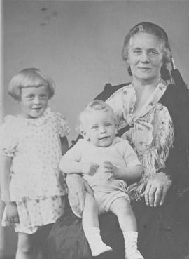 Halldóra Margrét Einarsdóttir (1865-1957) og 2 óþekkt börn