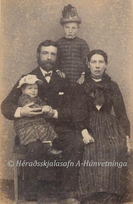Björn Magnússon (1855-21), María G Ögmundsdótti (1865-45)-Syðra-Hóli og 2 börn þeirra; Magnús og ...