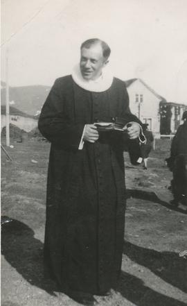 3511-Pétur Þ Ingjaldsson (1911-1996)-prestur-með oblátur og messuvín frá St-Bergi til Hólaneskirkju