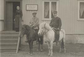 Hildur Thorarensen Bjarnadóttir (1835-1915) Geitaskarði, ókunnur og Páll V Bjarnason (1873-1930) ...