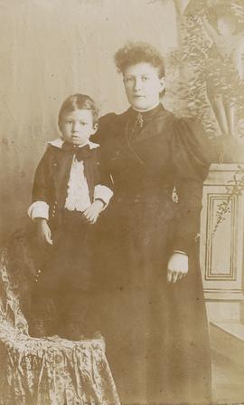 Oddrún Frímannsdóttir (1857-1941) og sonur hennar og Jónasar Sigurðarsonar prests Akra N-Dakota