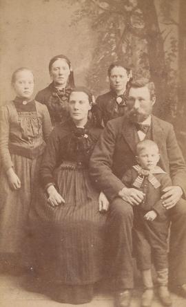 Jóhanna Briem (1872-62) og sr Einar Pálsson (1868-51) og börn Valgerður (1901). Ingibjörg (1895) ...