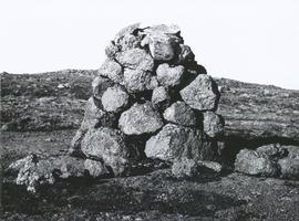 Varða við Vatnsdalsfjallveg austur af Bríkarkvíslardrögum. Mynd tekin 1968.