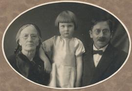 Björg Árnadóttir (1853-1939) og Gunnlaugur Gunnlaugsson (1861-1940) Syðri-Völlum Miðfirði og ung ...