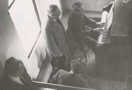 3275-Jón A. Stefánsson (1880-1971) og sonur hans Stefán Stórval við orgelið í kirkjunni á Möðrudal