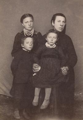 Margrét Ásdís Jónsdóttir (1854-41), Kristín Kr (1894-77), Þórhallur Árnason (1891-1976) og Sigurb...