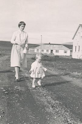 Guðrún Jónsdóttir og Hulda S Jeppesen (1958) Þingeyrum