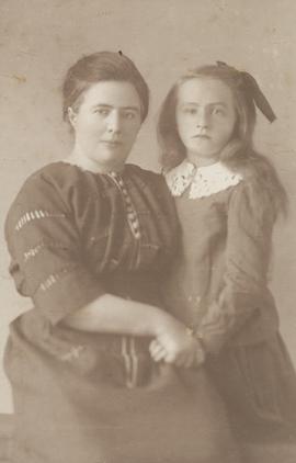 Sigríður Guðmundsdóttir (1876-1966) Böðvarshúsi og Anna Hjálmarsdóttir (1923-1995) fósturbarn hennar