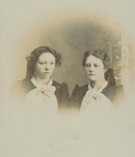 Guðrún (1888-1952) og Kristín (8 ára 1890) Bjarnadætur frá Illugastöðum