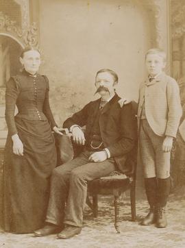 Kristín María Jónsdóttir og Ólafur Ólafsson (1841-1897) frá Sveinsstöðum og sonur þeirra Benedikt