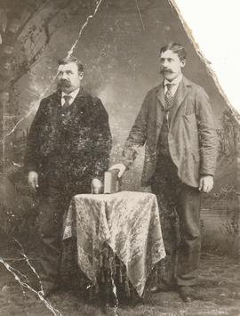 Gísli Jóhannsson (1852-1943) og Bjarni Jóhannsson (1863) Landnámsmenn Hallson N D. frá Vigdísarst...