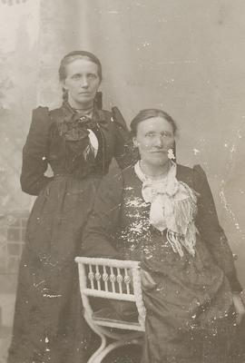 Bergljót Tómasdóttir Blöndal (1873-1948) og Þuríður Helga Jónsdóttir (1864) saumakona Auðólfsstöð...