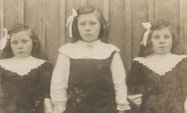 3185-Elínborg (1903-2005)-Anna (1902-1975)-Teitný (1904-2000)-Guðmundsdætur Kringlu-systramynd