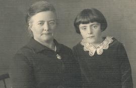 Sigríður Guðmundsdóttir (1876-1963) Böðvarshúsi Blönduósi og Anna Hjálmarsdóttir (1923-1995)