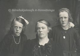 Ingibjörg Lárusdóttir (1883-1977) og dætur (Lára) Helga (1916-2017) og Þuríður (1913-1958) Botnas...