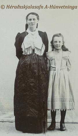 Björg Björnsdóttir (1862-1934) og dóttir hennar Sigurlaug Margrét Jónasdóttir (1898-1985) Bandage...