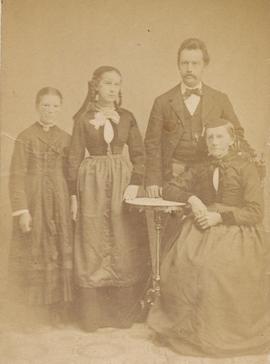 Ingunn E Jónsdóttir (1868), Björg Margrét (1857-1922), Björn (1850-1919) Magnúsbörn Olsen og Ingu...