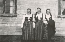 Kristín Sigvalda (1900-76) Skeggst, Guðrún Guðmundsd (1900-84) Bergst og Anna M Sigurjóns (1900-9...
