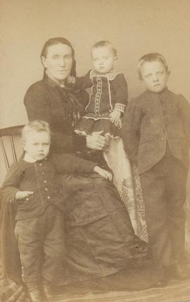 Þorbjörg Halldórsdr (1851-95), Lárus (1887-74), Hilmar (1891-65) og Hildur (1893-70) Stefánsbörn ...