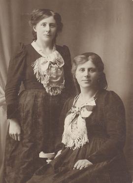 3205-Helga (1892-1976) og Ragnheiður (1895-1973)- Hannesdætur-Árbakka
