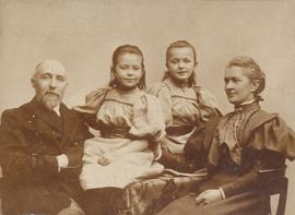Guðlaugur Guðmundsson (1856-1913) bæjarfógeti Akureyri og Oliva Maria Svenson (1858-1937) og dætu...