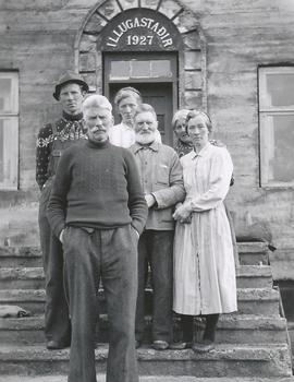 Guðmundur Arason (1893-1961) Illugastöðum Vatnsnesi, fremst og heimilisfólk