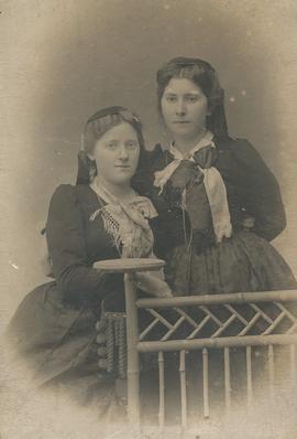 Guðrún Sigurðardóttir (ókunn] og Kristín Benediktsdóttir Meinholt (1883-1957) Skálholtskoti Rvk