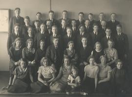 Hallgrímur Eðvarðsson 6. frá v. í 3. röð, Guðmundur Ólafsson kennari (1885-1958) 4. frá vinstri 4...